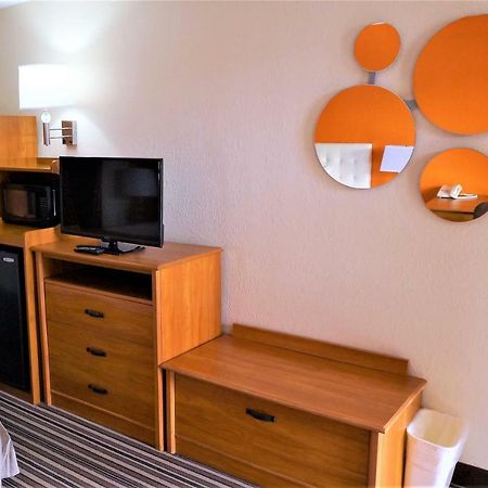Howard Johnson By Wyndham Greensboro Near The Coliseum מראה חיצוני תמונה