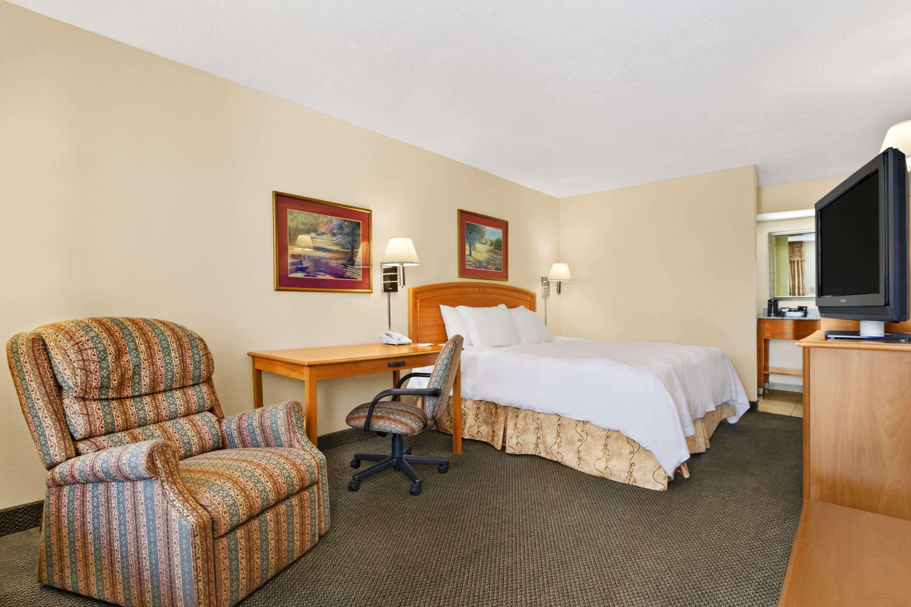 Howard Johnson By Wyndham Greensboro Near The Coliseum מראה חיצוני תמונה
