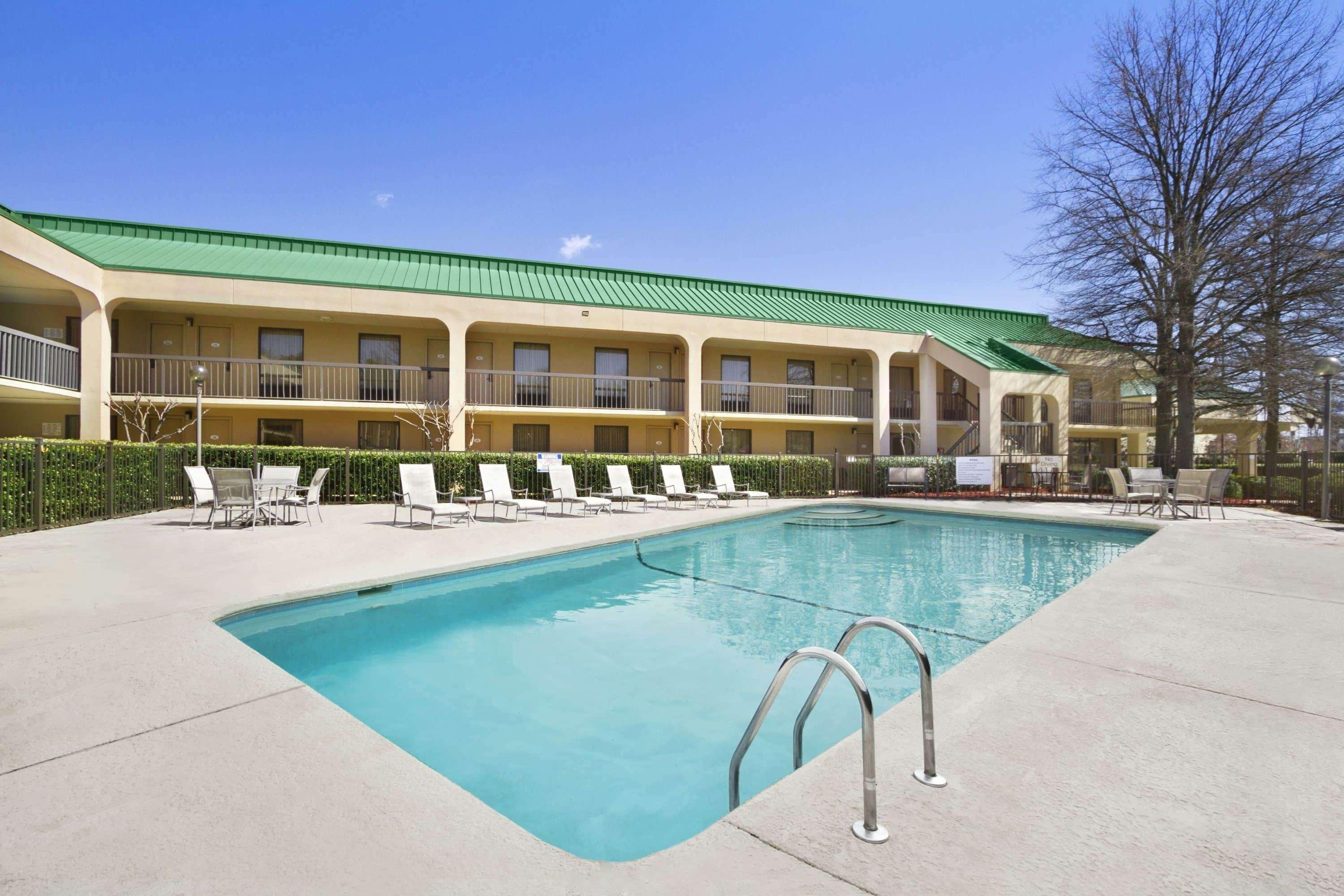 Howard Johnson By Wyndham Greensboro Near The Coliseum מראה חיצוני תמונה