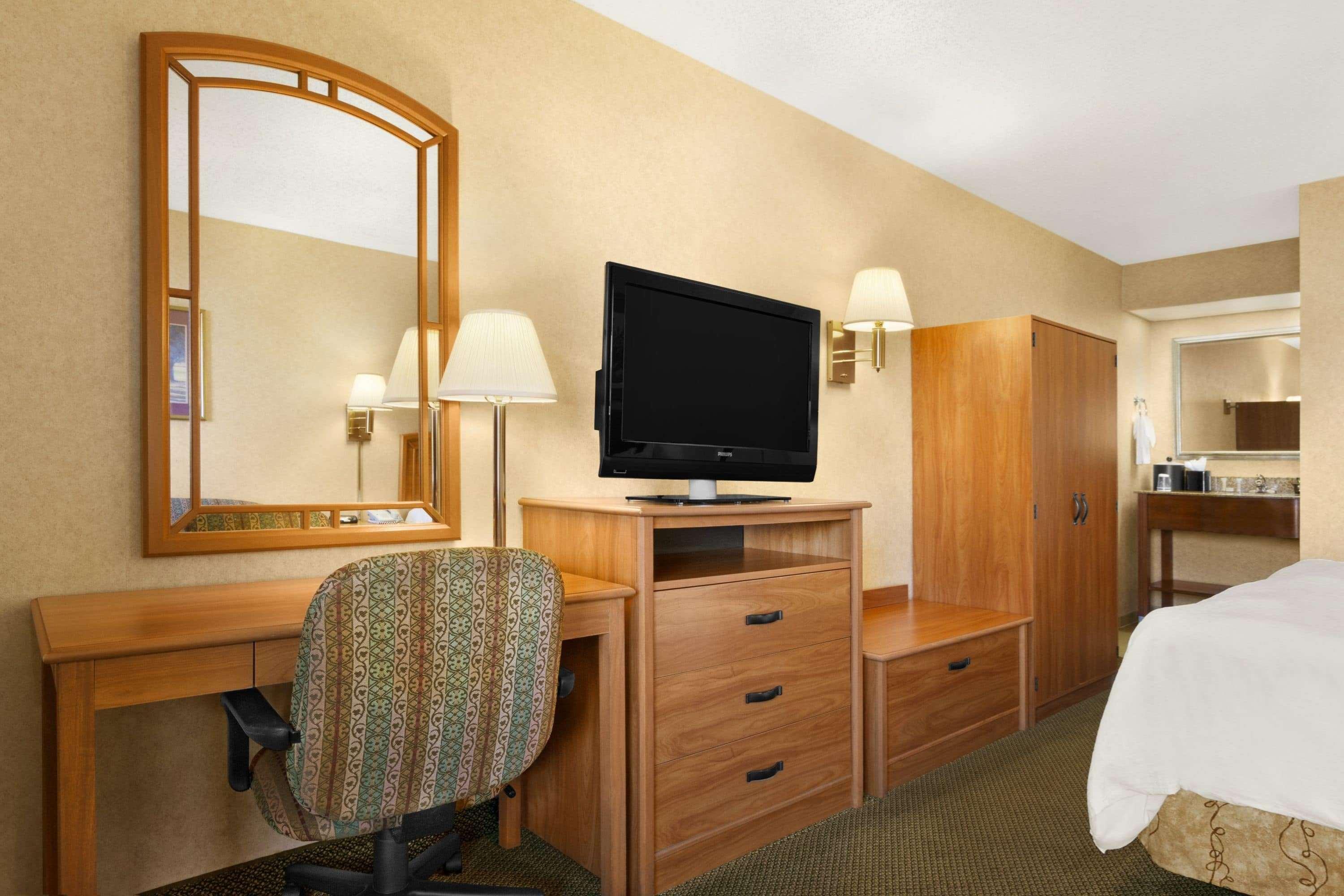 Howard Johnson By Wyndham Greensboro Near The Coliseum מראה חיצוני תמונה