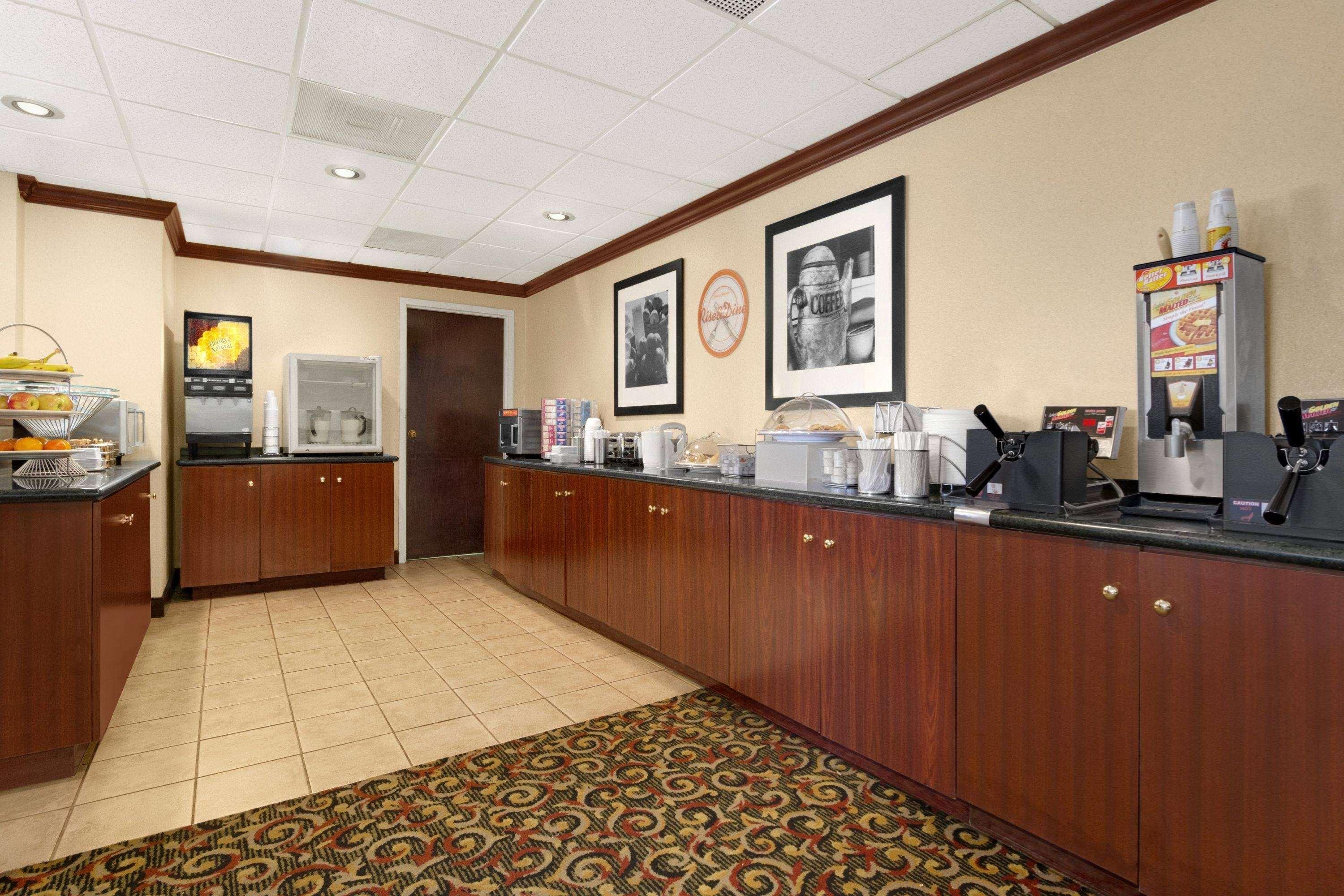 Howard Johnson By Wyndham Greensboro Near The Coliseum מראה חיצוני תמונה