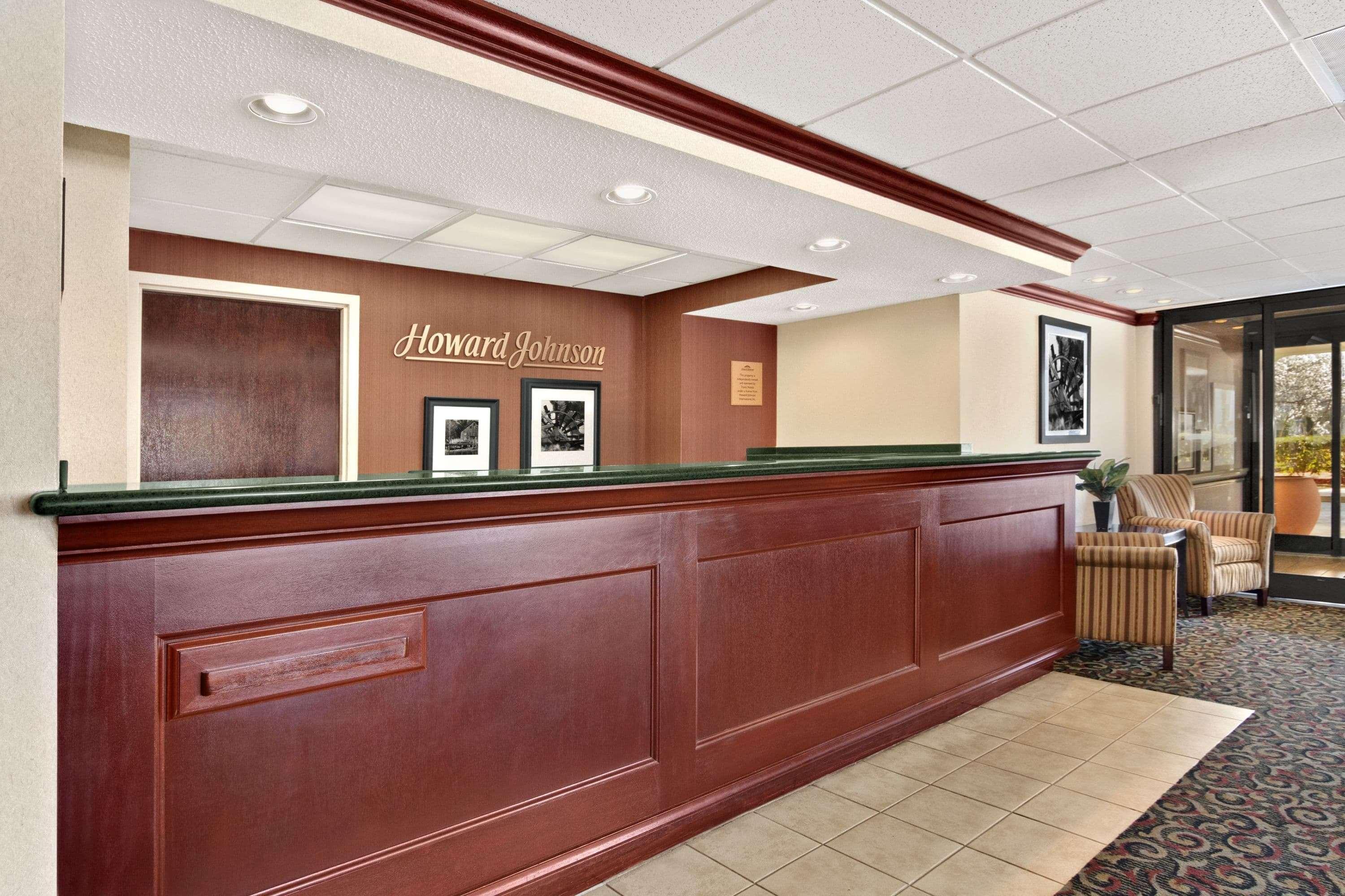 Howard Johnson By Wyndham Greensboro Near The Coliseum מראה חיצוני תמונה