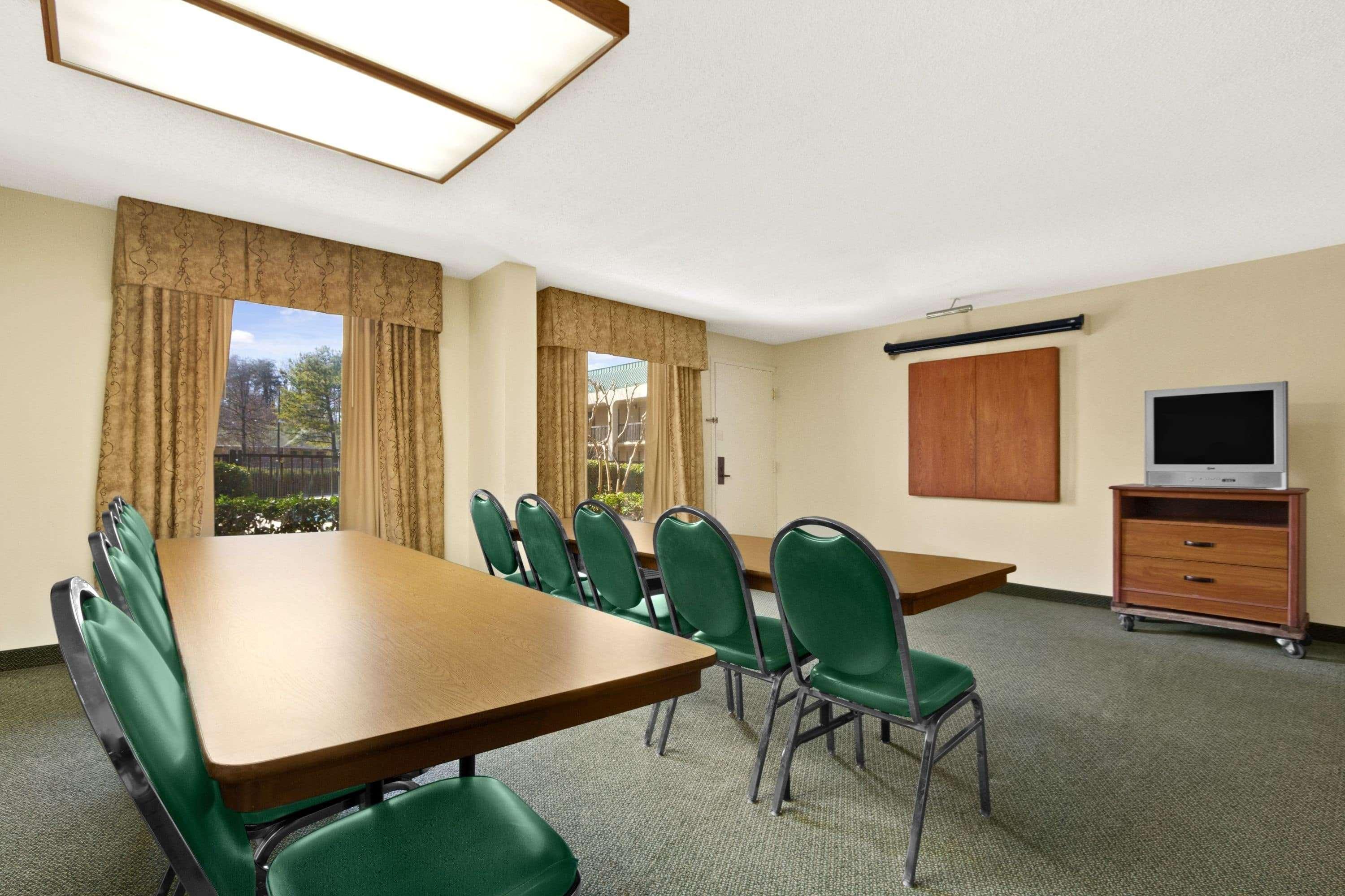 Howard Johnson By Wyndham Greensboro Near The Coliseum מראה חיצוני תמונה