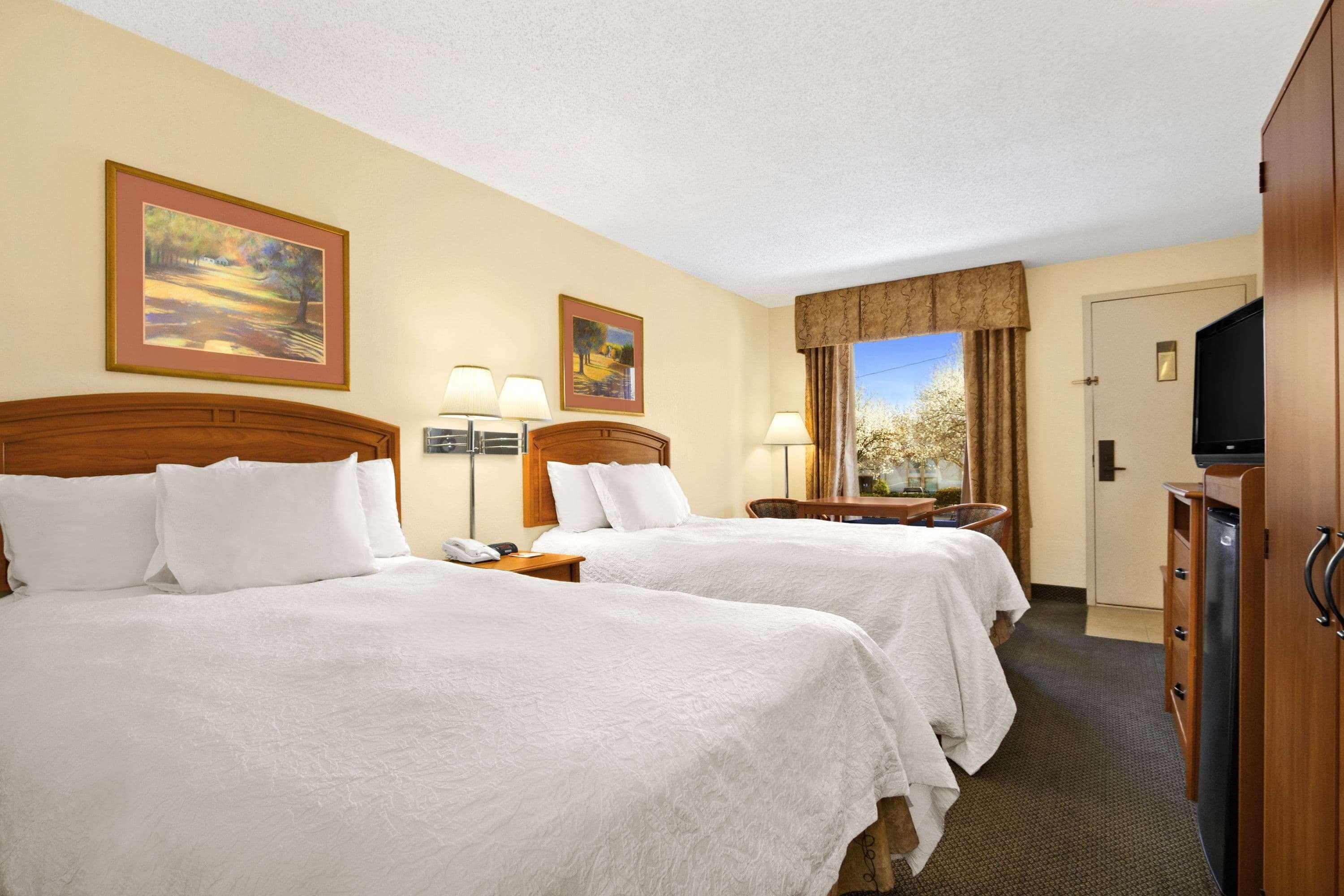 Howard Johnson By Wyndham Greensboro Near The Coliseum מראה חיצוני תמונה