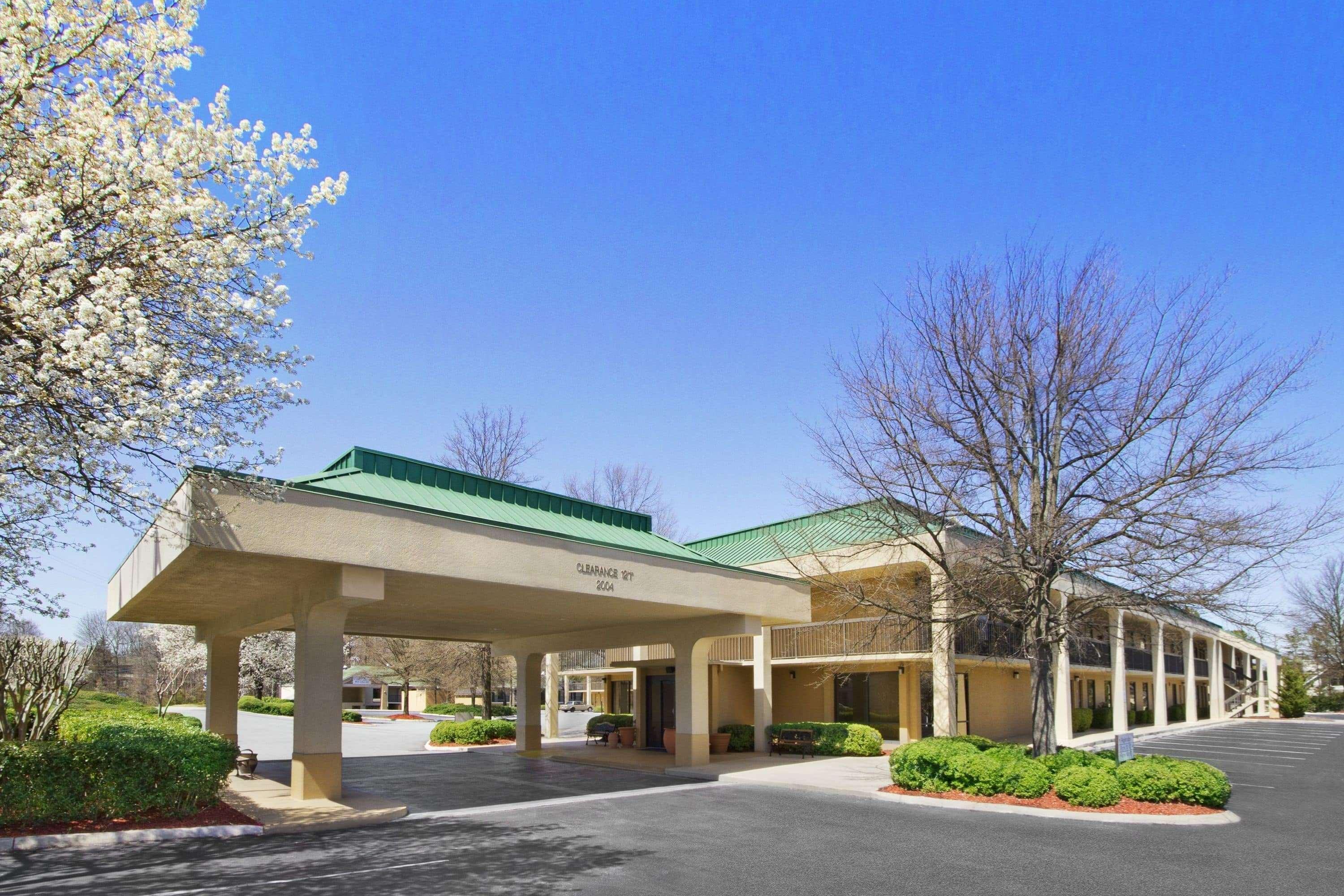 Howard Johnson By Wyndham Greensboro Near The Coliseum מראה חיצוני תמונה