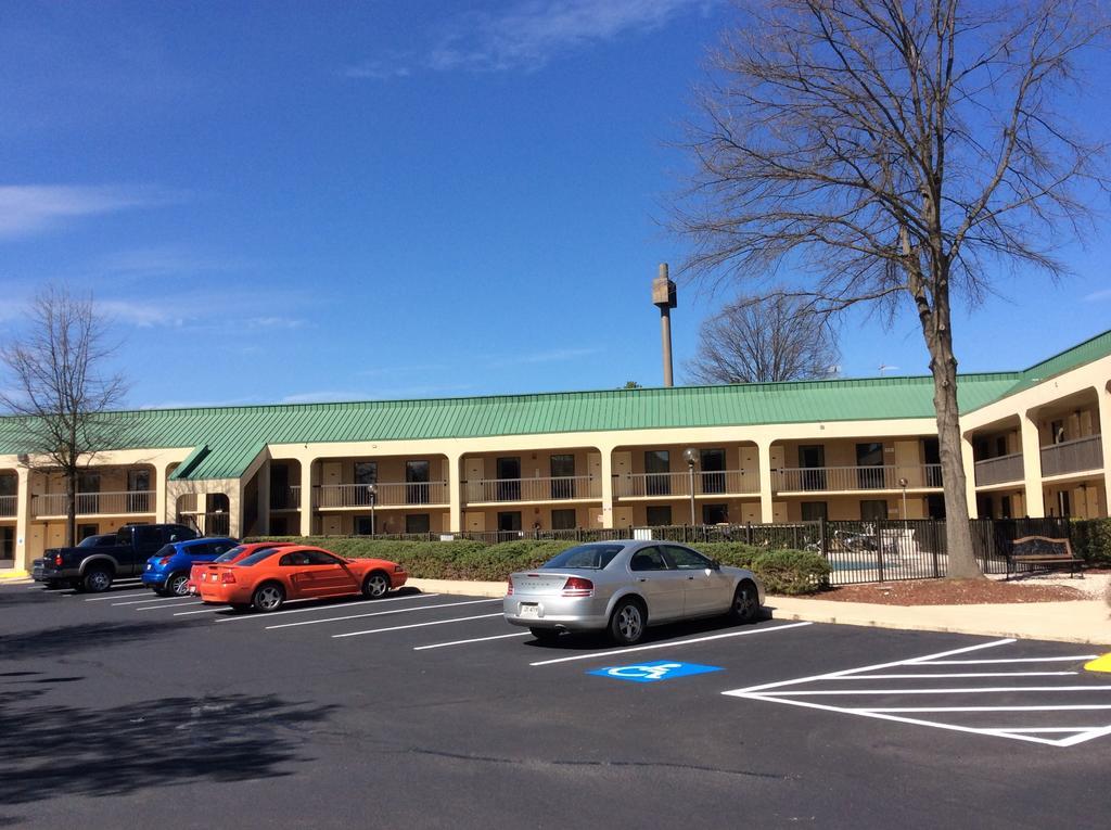 Howard Johnson By Wyndham Greensboro Near The Coliseum מראה חיצוני תמונה