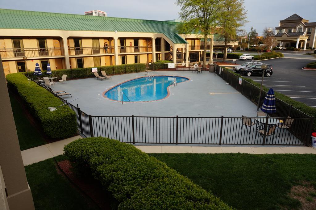 Howard Johnson By Wyndham Greensboro Near The Coliseum מראה חיצוני תמונה
