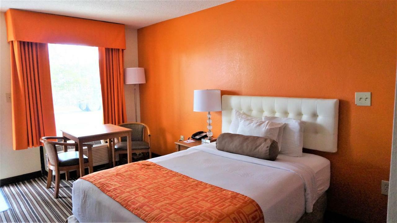 Howard Johnson By Wyndham Greensboro Near The Coliseum מראה חיצוני תמונה