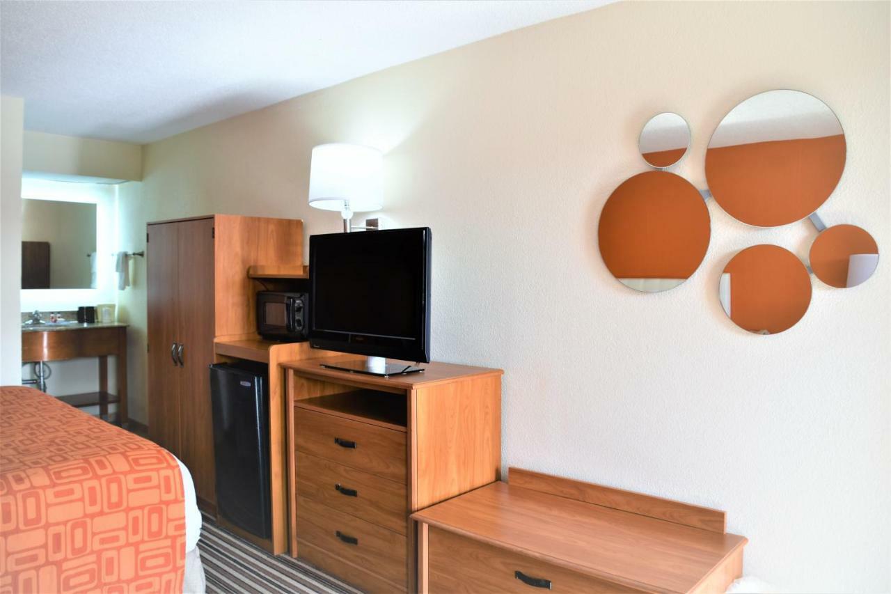 Howard Johnson By Wyndham Greensboro Near The Coliseum מראה חיצוני תמונה
