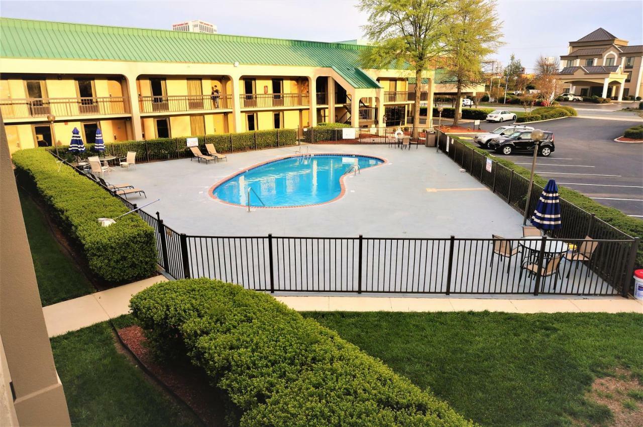 Howard Johnson By Wyndham Greensboro Near The Coliseum מראה חיצוני תמונה