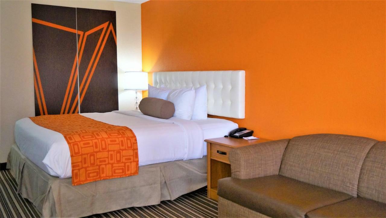 Howard Johnson By Wyndham Greensboro Near The Coliseum מראה חיצוני תמונה