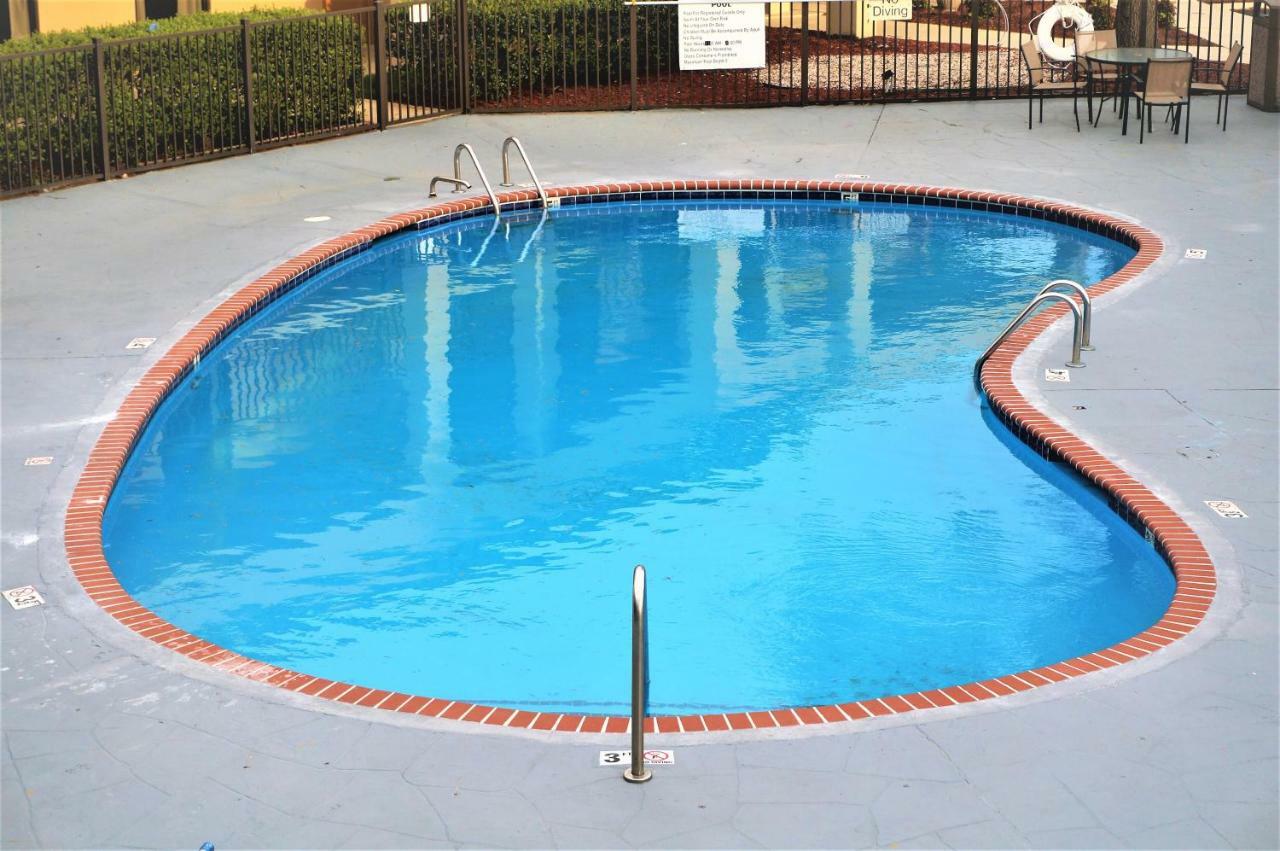 Howard Johnson By Wyndham Greensboro Near The Coliseum מראה חיצוני תמונה