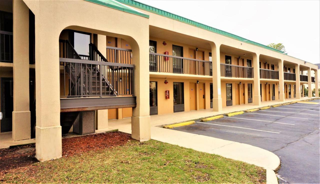 Howard Johnson By Wyndham Greensboro Near The Coliseum מראה חיצוני תמונה