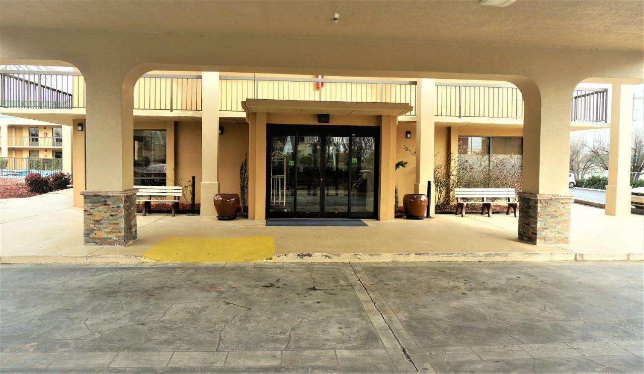 Howard Johnson By Wyndham Greensboro Near The Coliseum מראה חיצוני תמונה