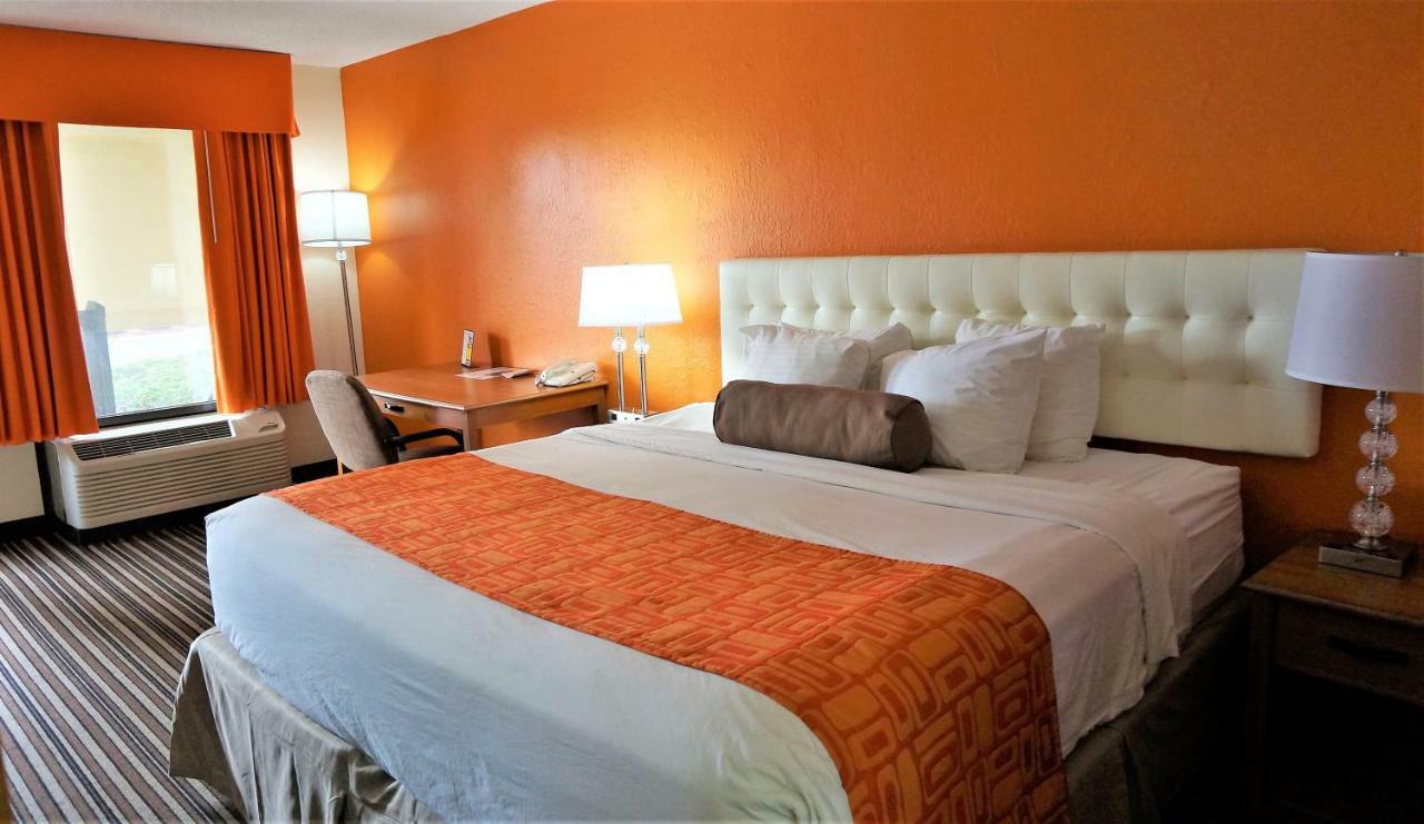 Howard Johnson By Wyndham Greensboro Near The Coliseum מראה חיצוני תמונה