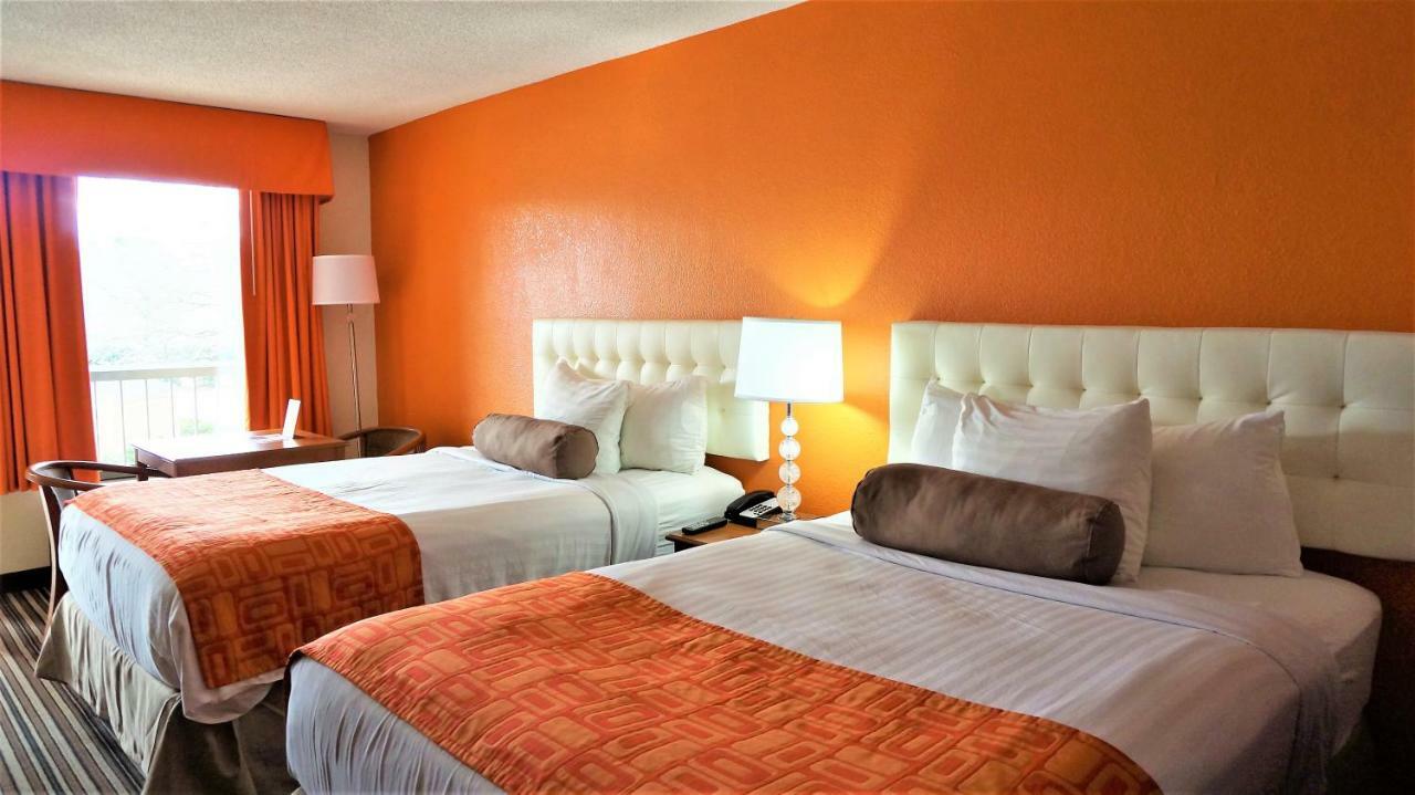 Howard Johnson By Wyndham Greensboro Near The Coliseum מראה חיצוני תמונה