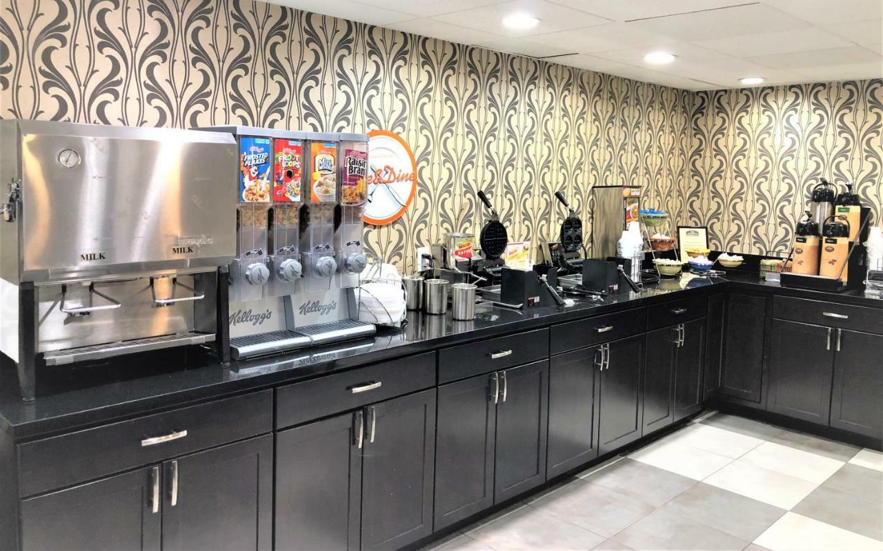 Howard Johnson By Wyndham Greensboro Near The Coliseum מראה חיצוני תמונה