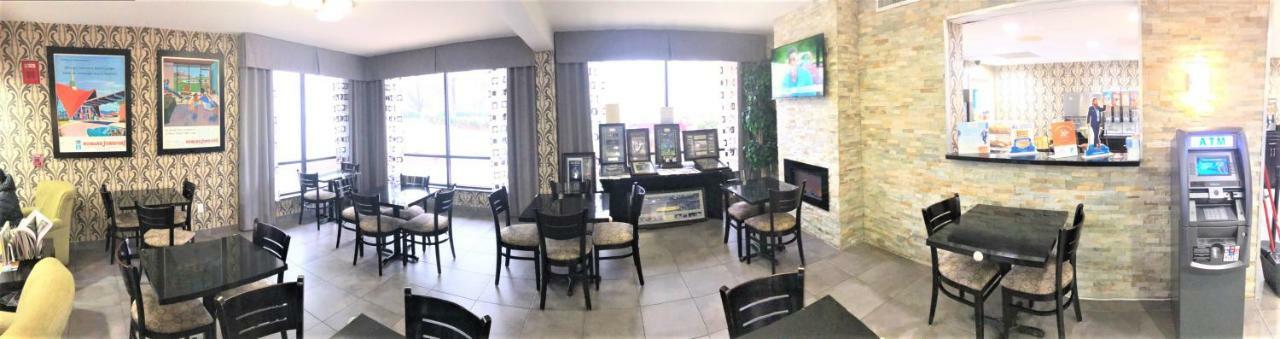 Howard Johnson By Wyndham Greensboro Near The Coliseum מראה חיצוני תמונה